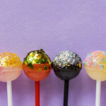 Sechs unterschiedlich farbige Lollipops mit Glitter