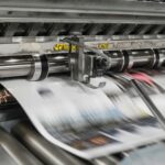 Druckmaschine in Aktion: Ist Print tot?