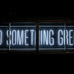 Leuchtreklame mit Schriftzug 'Do something great'