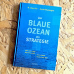 Der Blaue Ozean als Strategie: Wie man neue Märkte schafft, wo es keine Konkurrenz gibt.