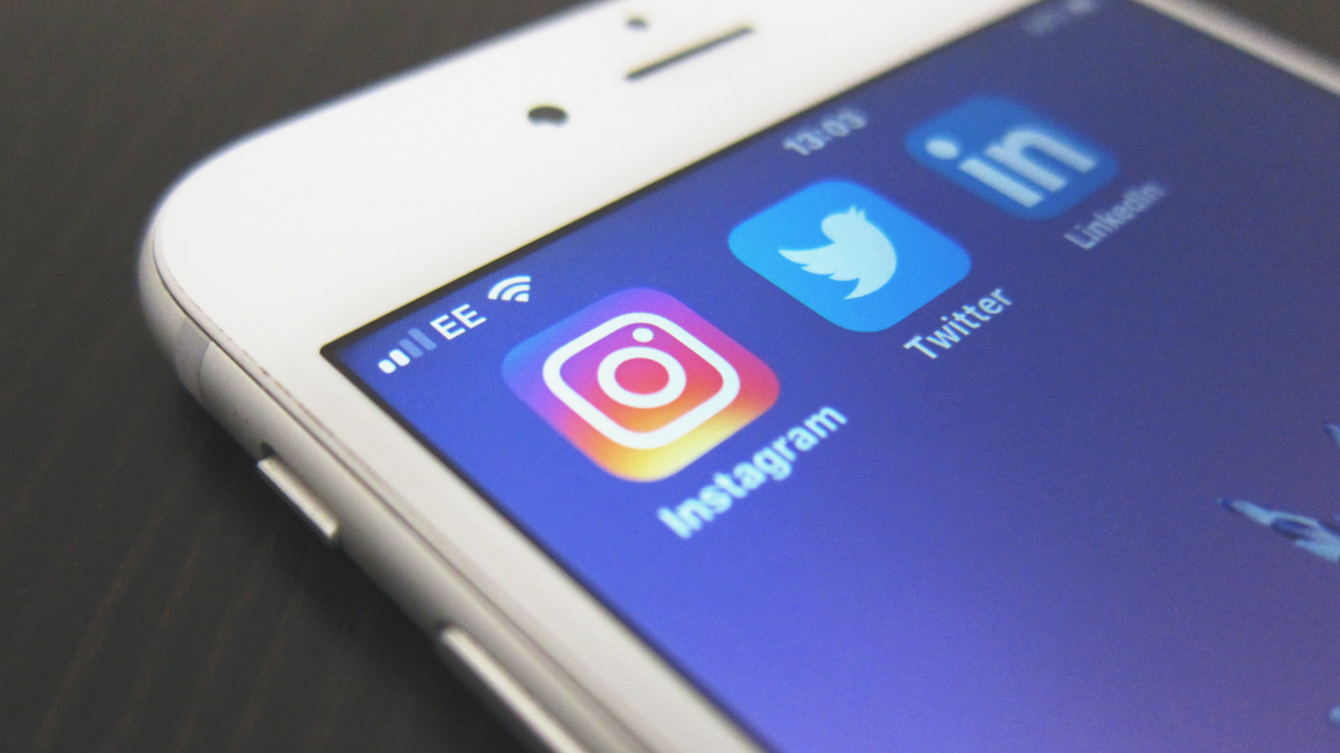 Smartphone mit Instagram, Twitter und LinkedIn Apps