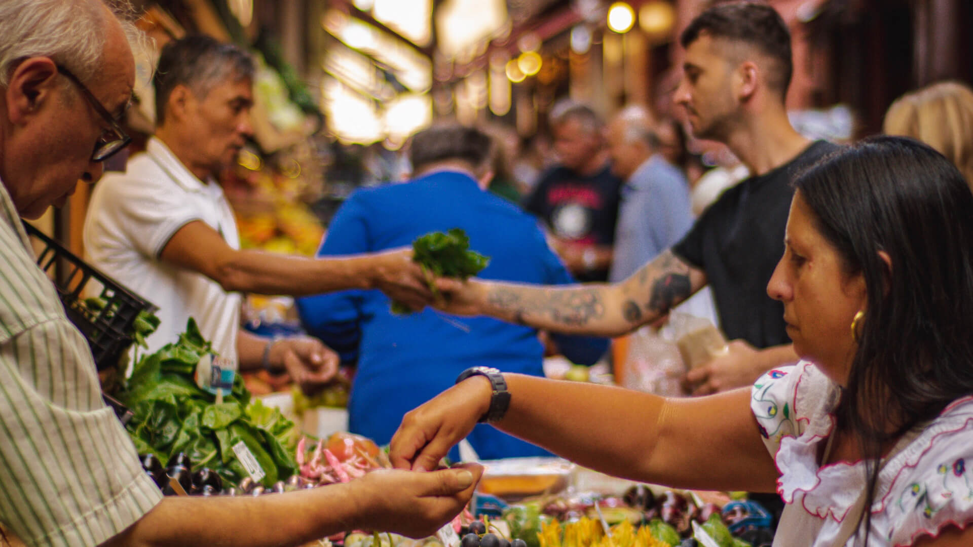 Menschen auf einem Wochenmarkt: Märkte sind Gespräche, besagt das Cluetrain Manifest